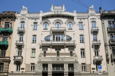 Riga's Architecture: A self-guided audio tour of the city's art nouveau history - Getting started with VoiceMap on your phone