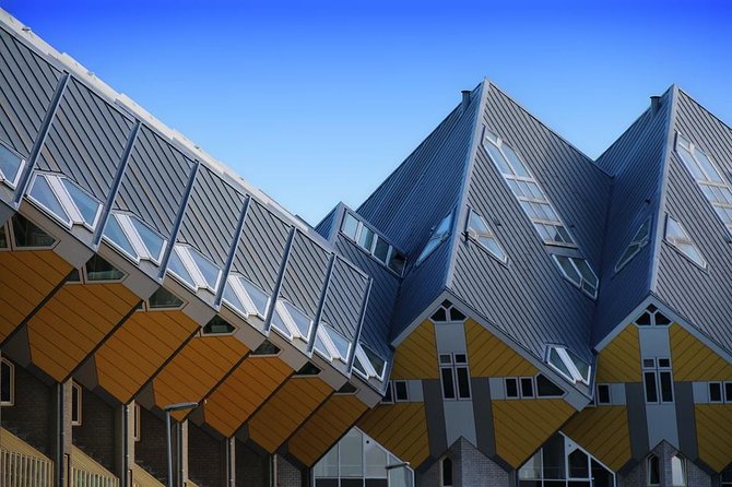 Rotterdam Architecture and Highlights Walking Tour (TOP RATED) - City Hall and older remnants in a modern city