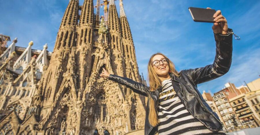 Sagrada Familia & Gaudi Guided Tour Private or Small Groups - Where You Meet and How the Metro Part Fits