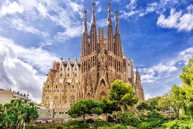 Sagrada Familia: Small Group Tour, hotel pick-up with Fast-Track - Sagrada Familia Inside: How the Tour Helps You See More