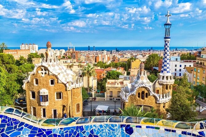 Sagrada Familia: Small Group Tour, hotel pick-up with Fast-Track - Guide Style and Photo Help: Small Details That Matter