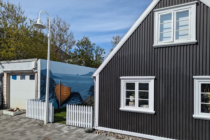 Self-Guided Tour of Ísafjörður: Art, History, and Architecture - Fishermen’s Monument: bronze storytelling at town scale