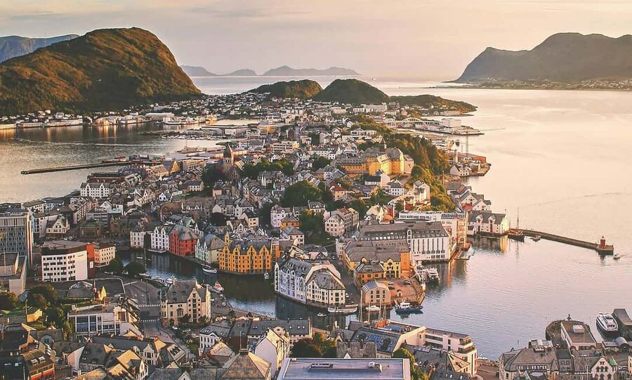 Small Group Tour in Ålesund: Art Nouveau, Sea Views & Insider Tips - A Relaxed Ålesund Walk That Starts by the Sea