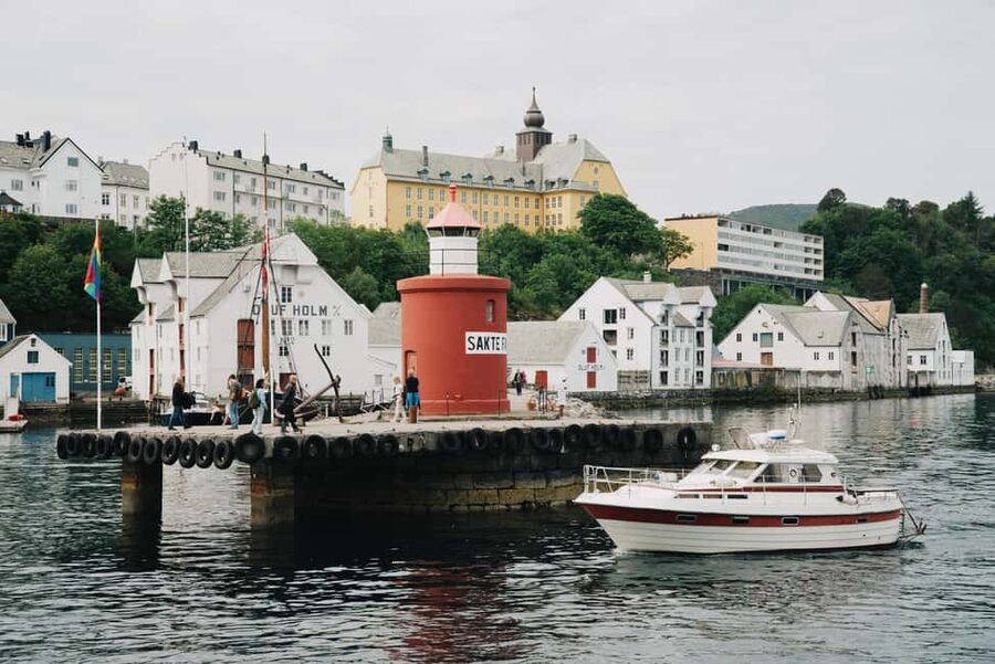 Small Group Tour in Ålesund: Art Nouveau, Sea Views & Insider Tips - Ålesundregionens Havnevesen and Harbor Life: From Fish to Megaprojects