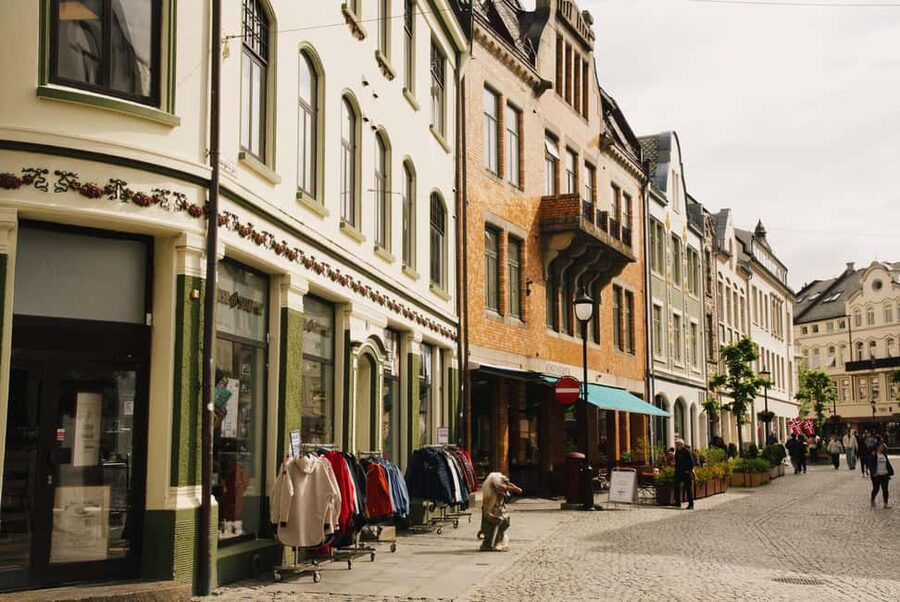 Small Group Tour in Ålesund: Art Nouveau, Sea Views & Insider Tips - Kongens gate and Museums-parken: Ornate Details and Photo-Ready Stops