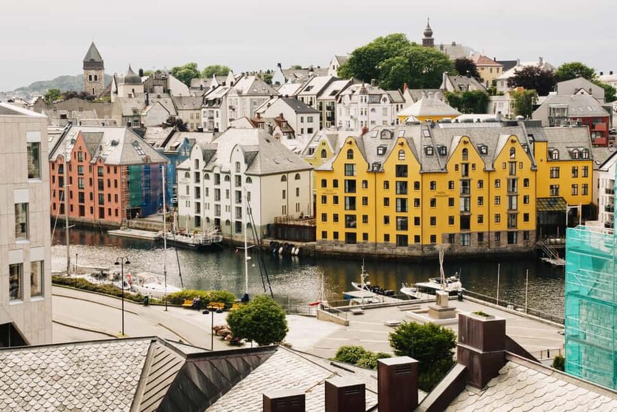 Small Group Tour in Ålesund: Art Nouveau, Sea Views & Insider Tips - Small Group Pace: Why the Conversation Part Feels Worth It