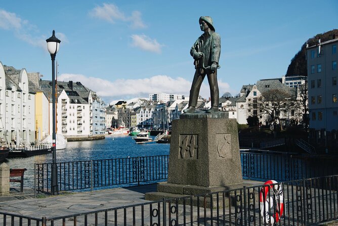 Small-Group Walk in Ålesund: Art Nouveau & Insider Tips - Stop 2: Ålesundregionens Havnevesen for the working harbor atmosphere