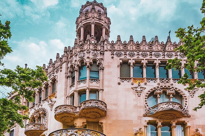 The wonders of architecture 2 hours on foot in Barcelona - Placa Catalunya: the city switch you can feel
