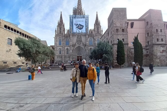 The wonders of architecture 2 hours on foot in Barcelona - Where the walk starts: Plaça de Ramon Berenguer el Gran to the modern city edge