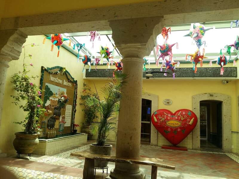 Tlaquepaque Magic Town: Artisans, Traditions, Architecture - The photo-and-walk rhythm ends on the main street for food and shopping