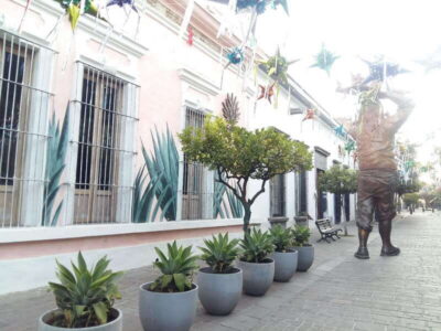 Tlaquepaque Magic Town: Artisans, Traditions, Architecture - Meeting at the giant Tlaquepaque letters and getting your bearings fast