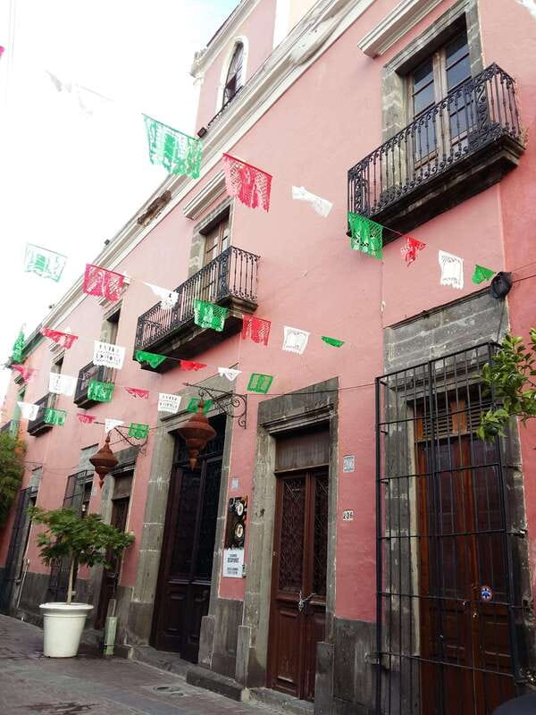 Tlaquepaque Magic Town: Artisans, Traditions, Architecture - Independence hero’s one-night stop: a quick historical anchor