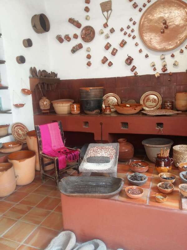 Tlaquepaque Magic Town: Artisans, Traditions, Architecture - Artisan galleries, the market area, and the Guinness record moment