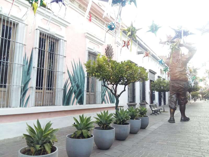 Tlaquepaque Magic Town: Artisans, Traditions, Architecture - Meeting at the giant Tlaquepaque letters and getting your bearings fast