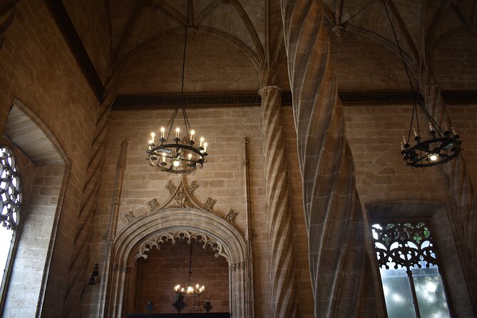 Valencia: Art & Architecture Guided Tour with Monuments Tickets - Where the tour starts (and how to not feel rushed): Plaça de la Verge
