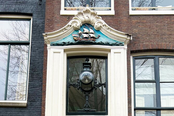 Walking Tour about Golden Age Architecture, private local guide - Torensluis and the four mercantile façades (plus the story of crooked houses)